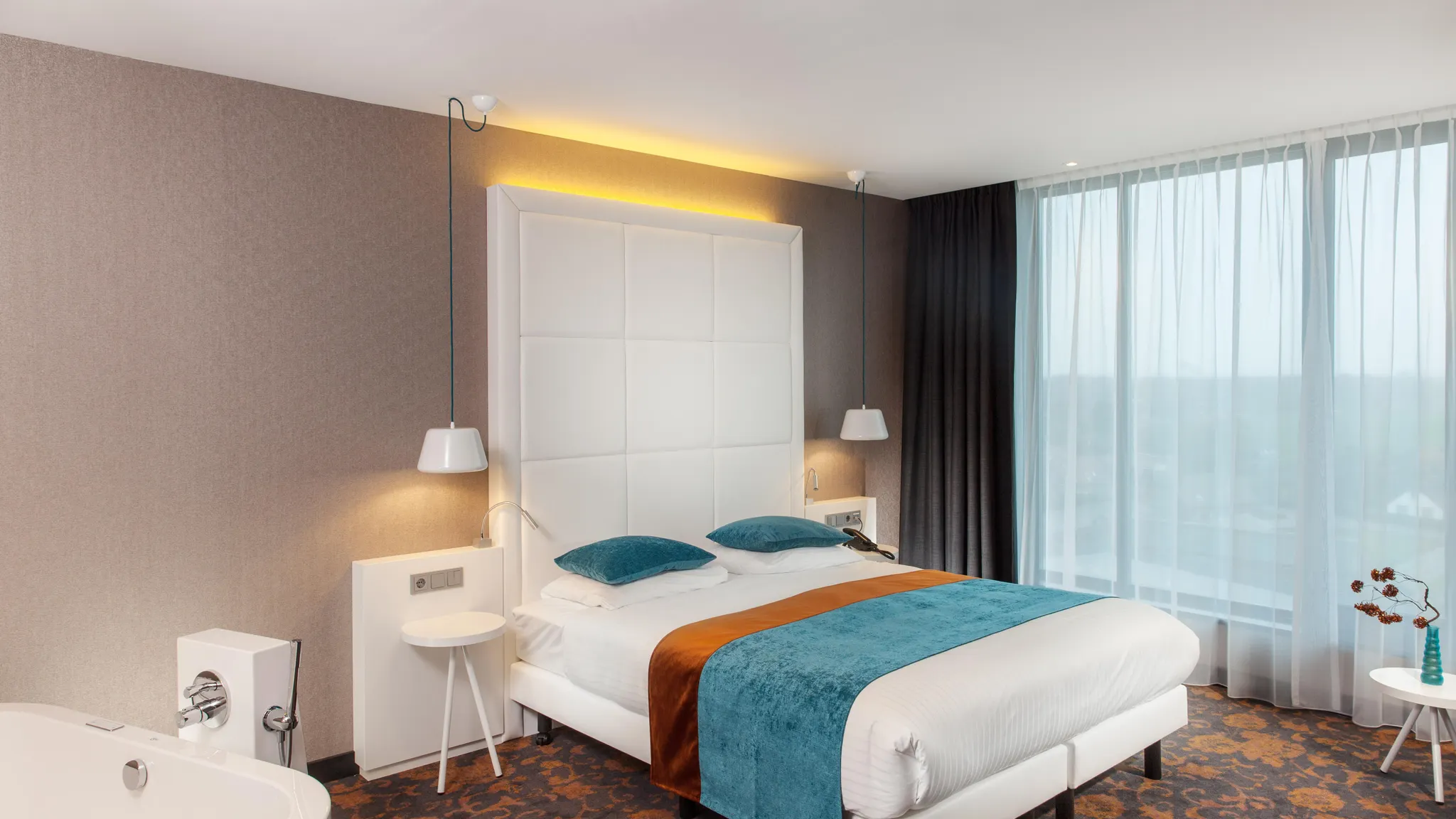 Superior hotelkamer met kingsize bed en een losstaand bad