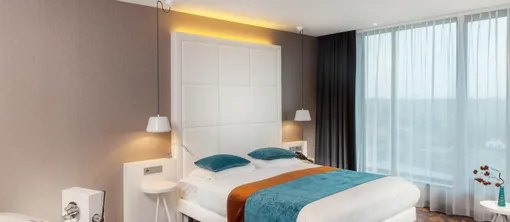 Superior hotelkamer met kingsize bed en een losstaand bad