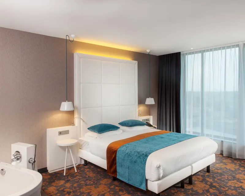 Superior hotelroom with a kingsize bed and a luxe bath