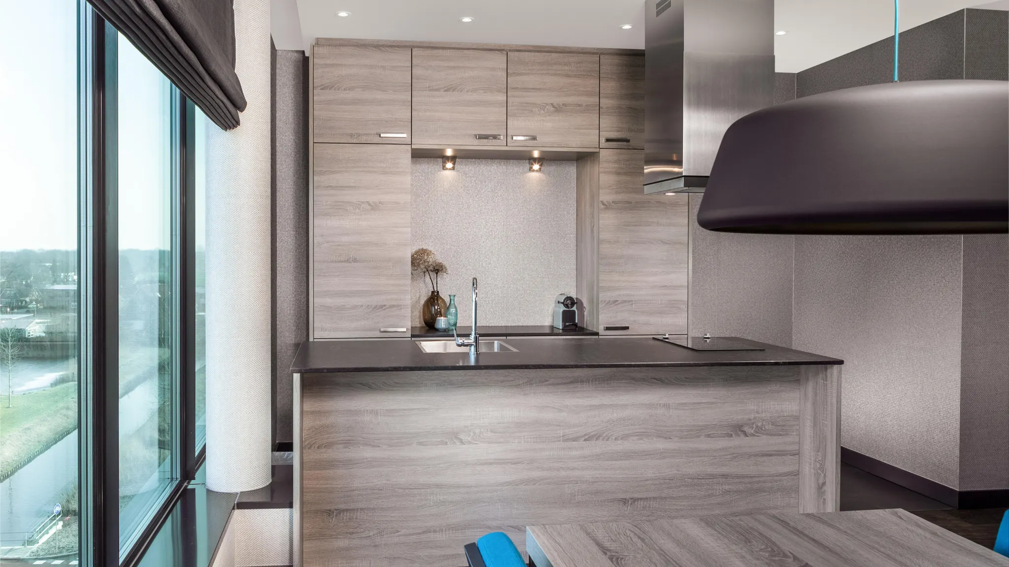 Keuken met kookeiland in Loft Van der Valk Hotel Veenendaal