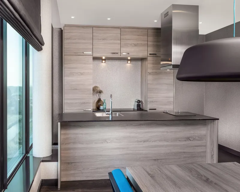 Keuken met kookeiland in Loft Van der Valk Hotel Veenendaal