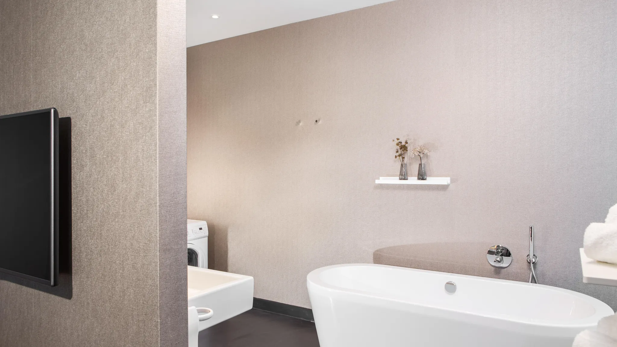 Badkamer met losstaand bad in loft Hotel Veenendaal