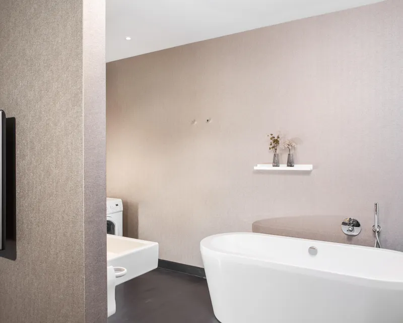 Badkamer met losstaand bad in loft Hotel Veenendaal