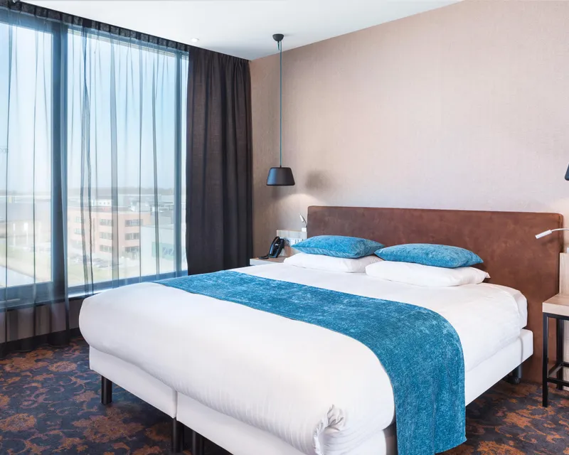 Slaapkamer Loft Hotel Veenendaal met kingsize bed