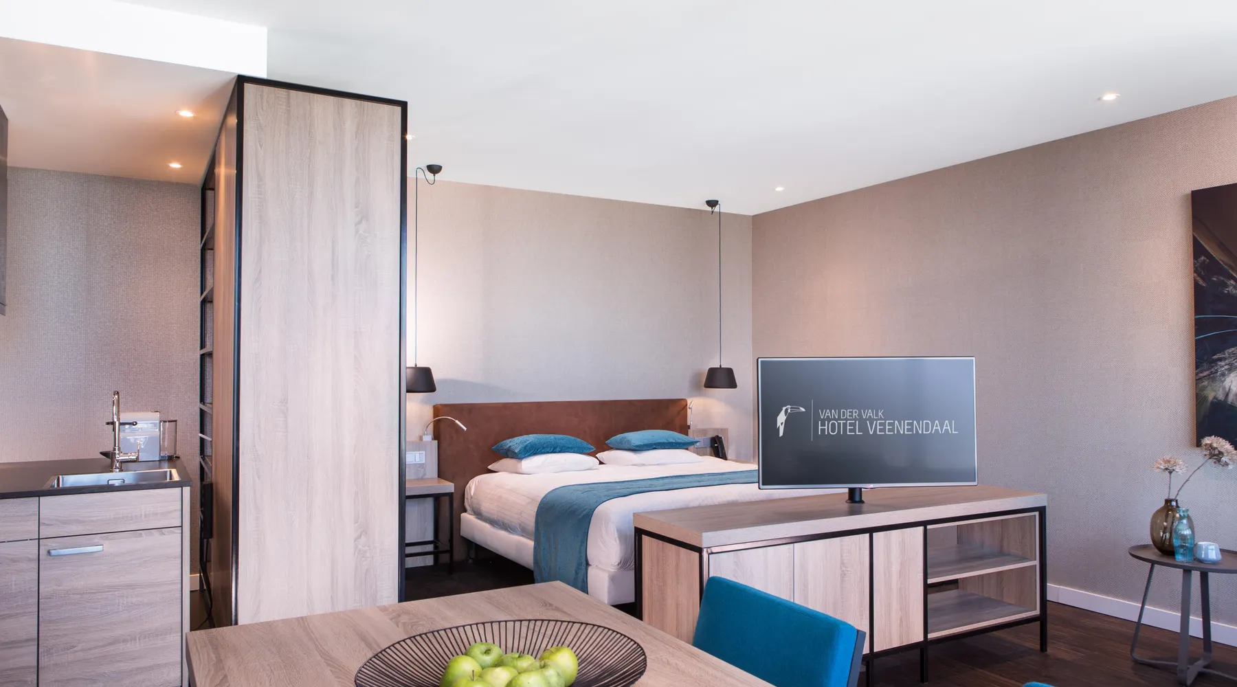 Slaapkamer met kingsize bed in loft Hotel Veenendaal