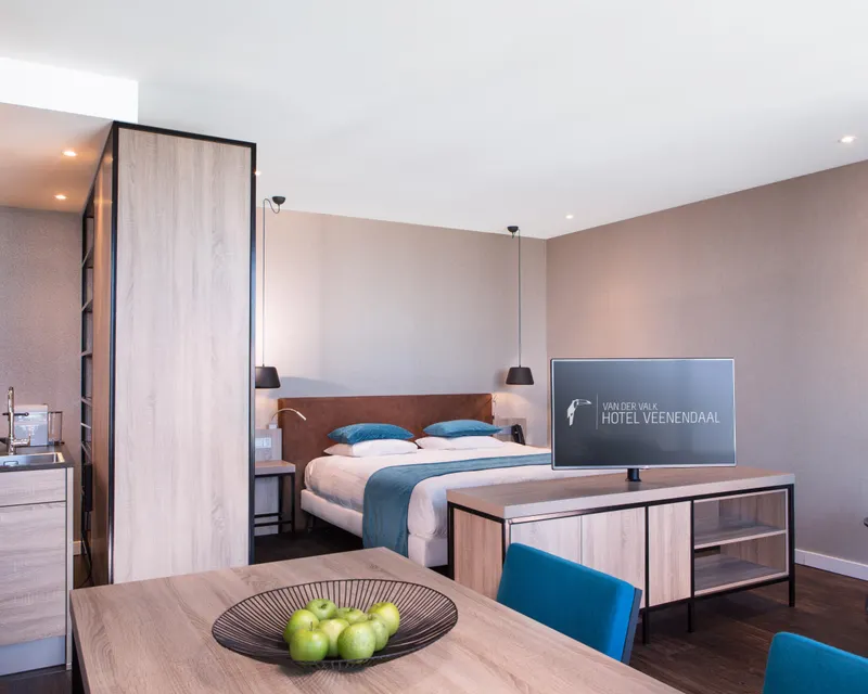 Slaapkamer met kingsize bed in loft Hotel Veenendaal