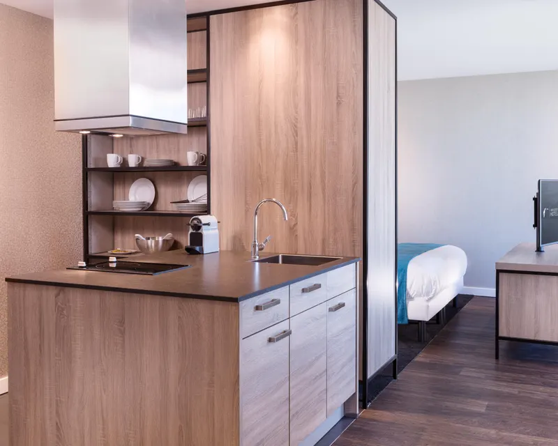 Keuken Loft Hotel Veenendaal met borden, bekers, glazen en koffie automaat