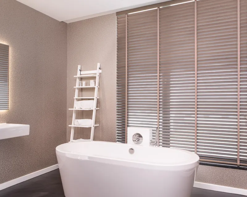 Badkamer met losstaand bad in loft Hotel Veenendaal