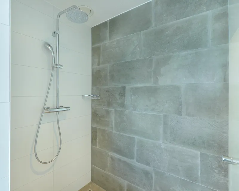 Shower Comfort room (corner) Van der Valk Hotel Nijmegen-Lent