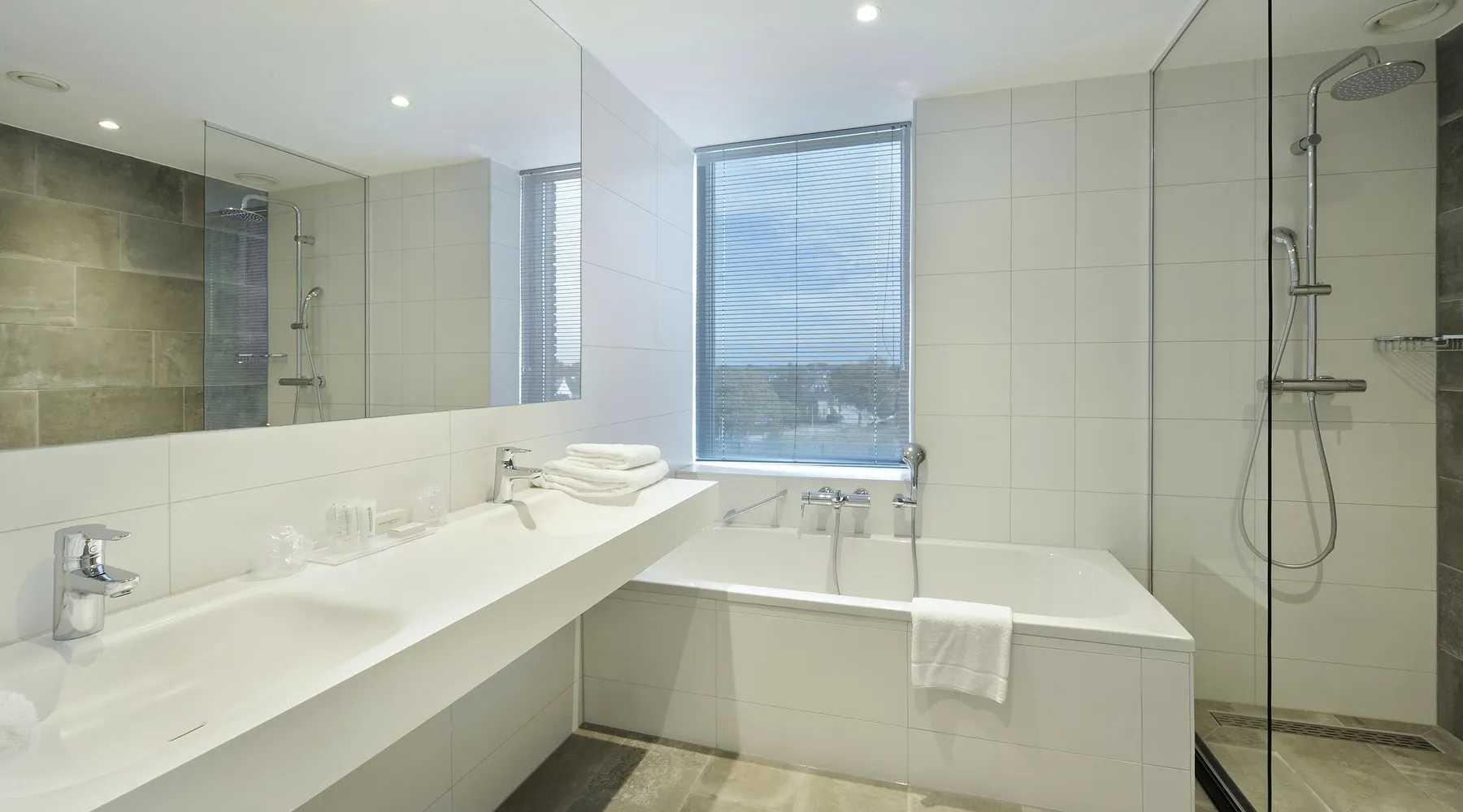 Comfort familiekamer (badkamer) Van der Valk Hotel Nijmegen-Lent