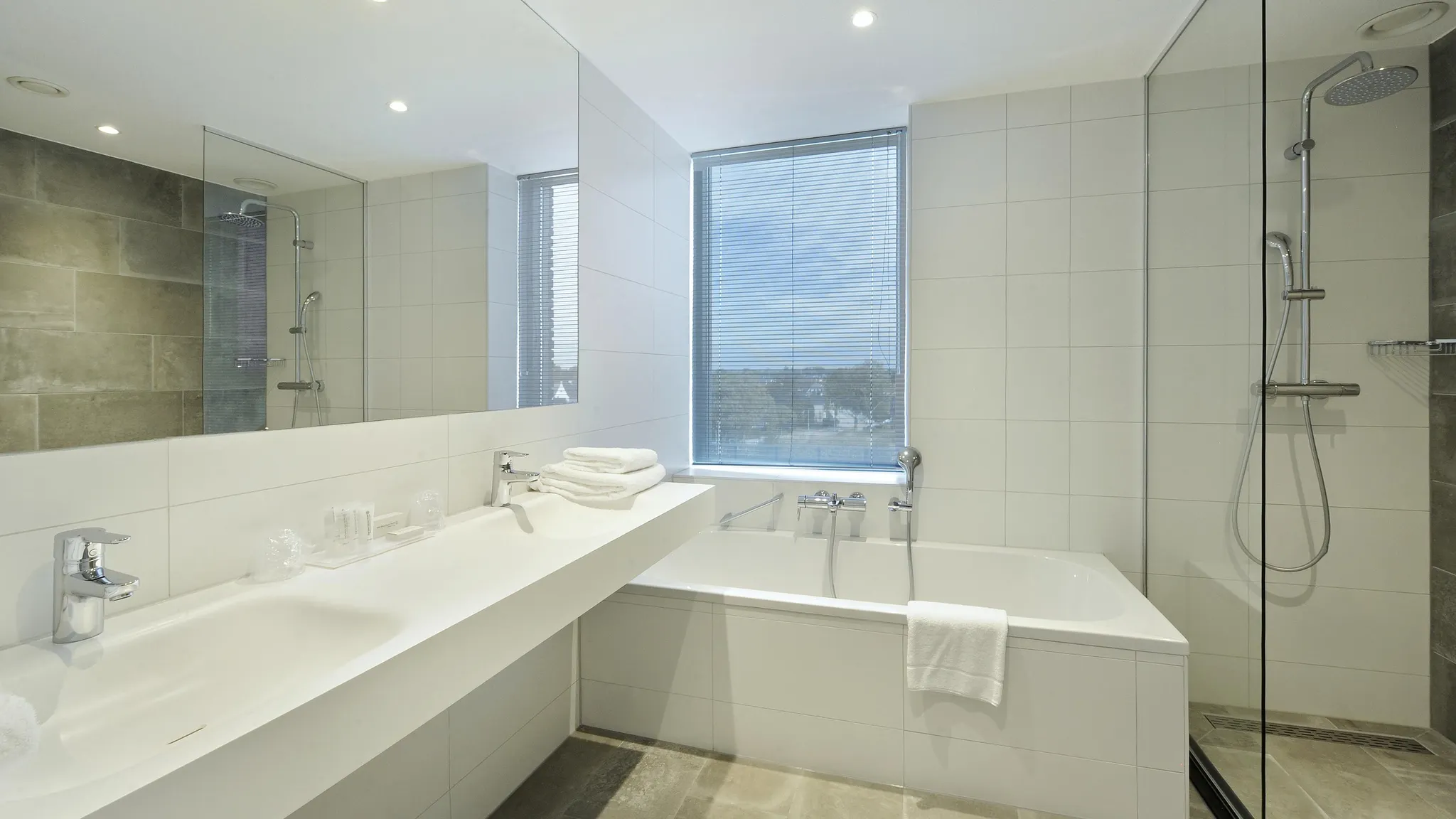 Comfort familiekamer (badkamer) Van der Valk Hotel Nijmegen-Lent