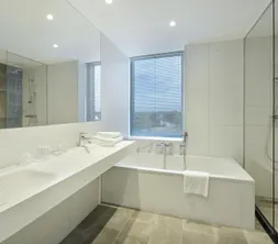 Comfort familiekamer (badkamer) Van der Valk Hotel Nijmegen-Lent