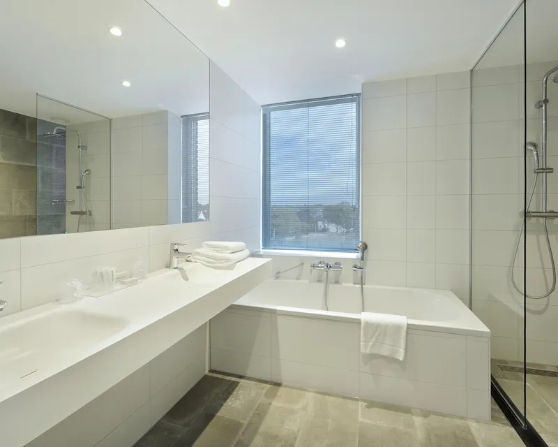 Comfort family room (bathroom) Van der Valk Hotel Nijmegen-Lent