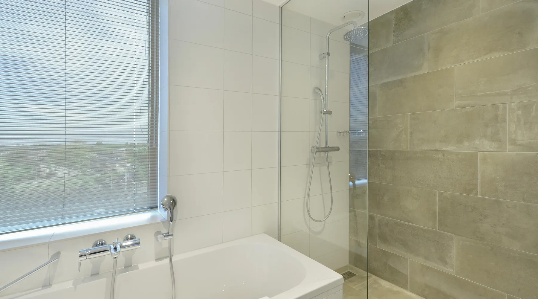 Comfort familiekamer (badkamer) Van der Valk Hotel Nijmegen-Lent