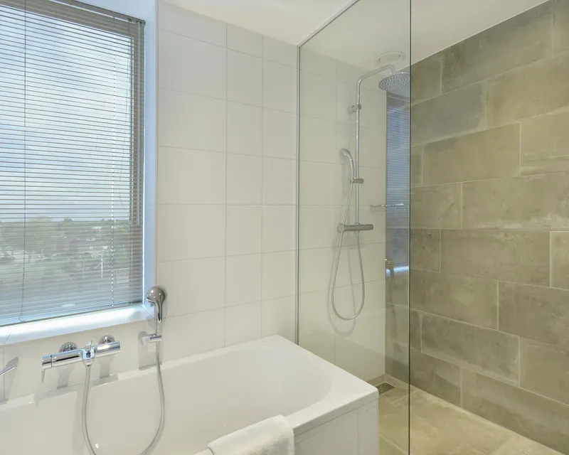 Comfort family room (bathroom) Van der Valk Hotel Nijmegen-Lent
