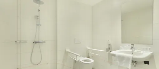 Badkamer Comfort kamer (mindervalide) Van der Valk Hotel Nijmegen-Lent