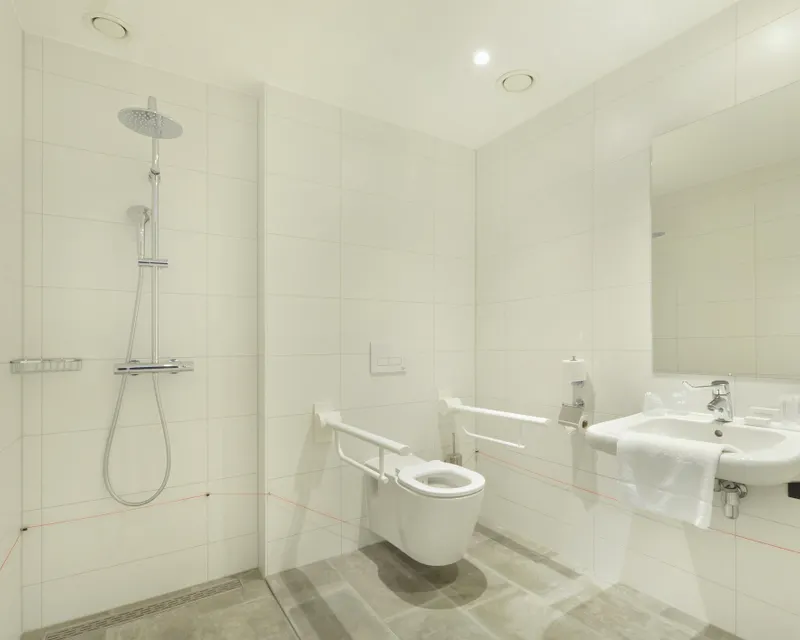 Badkamer Comfort kamer (mindervalide) Van der Valk Hotel Nijmegen-Lent