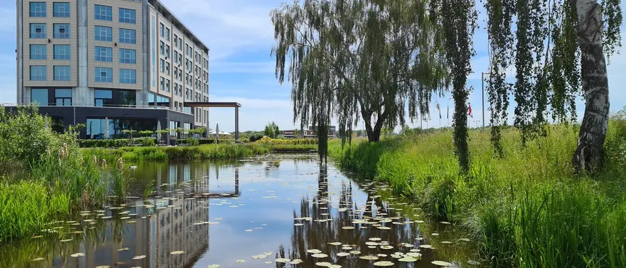 Seitenansicht des Hotel Groningen - Hoogkerk