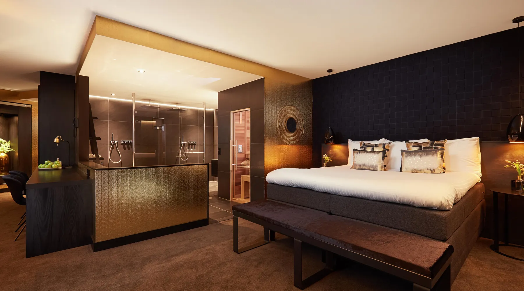 Bed Wellness Suite Black Hotel Groningen-Hoogkerk