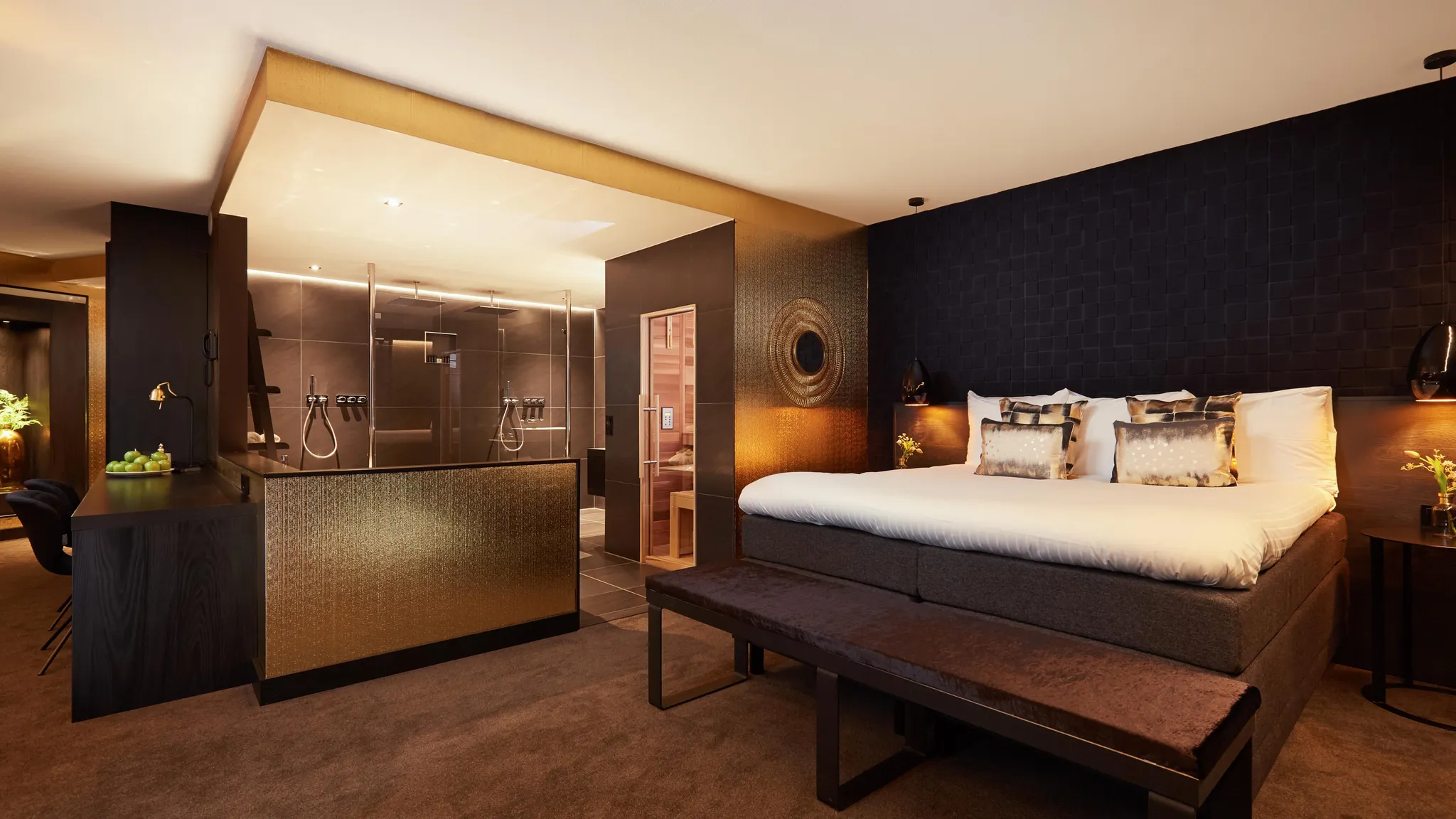 Bett im Wellness Suite Black Hotel Groningen-Hoogkerk