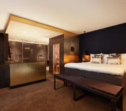 Bett im Wellness Suite Black Hotel Groningen-Hoogkerk