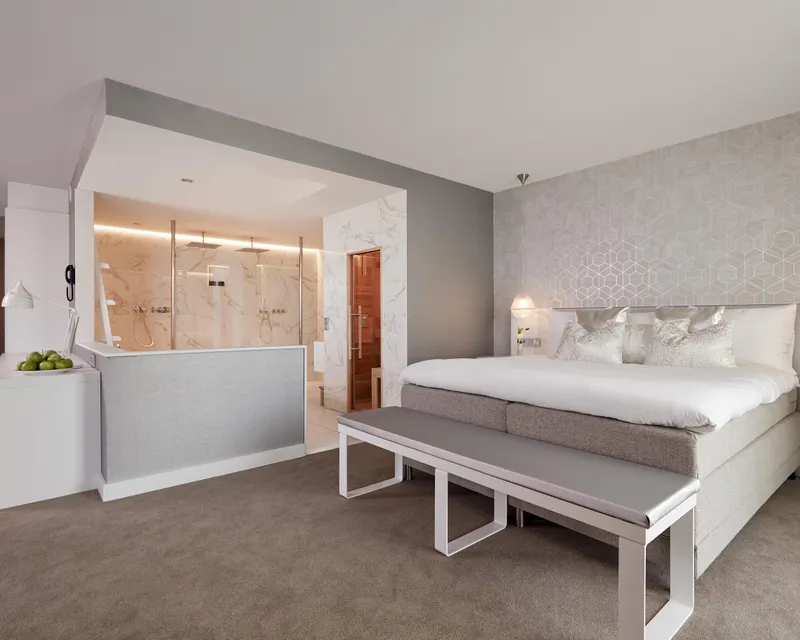 Bett im Wellness Suite White Hotel Groningen-Hoogkerk