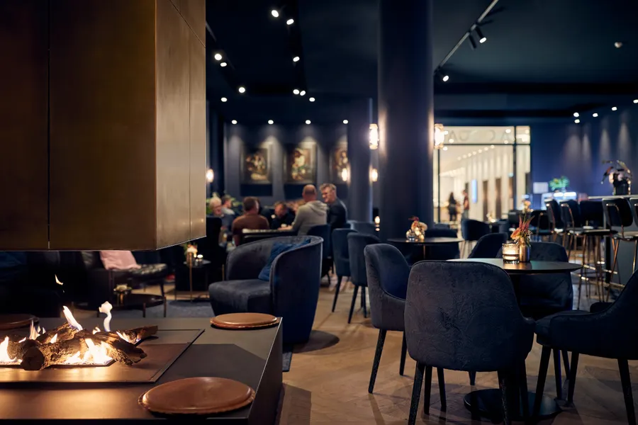 Sfeervolle Bar Moqum met warme kerstambiance