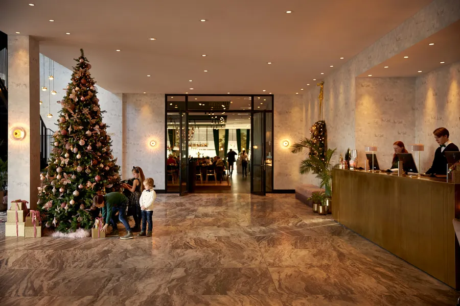Lobby met kerstboom tijdens de feestdagen