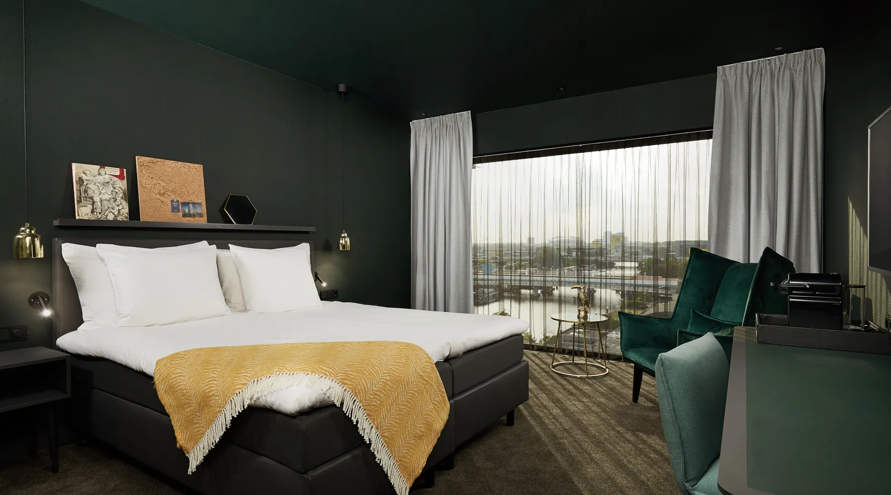 Comfort room with modern interior, seating area and panoramic Amsterdam view
