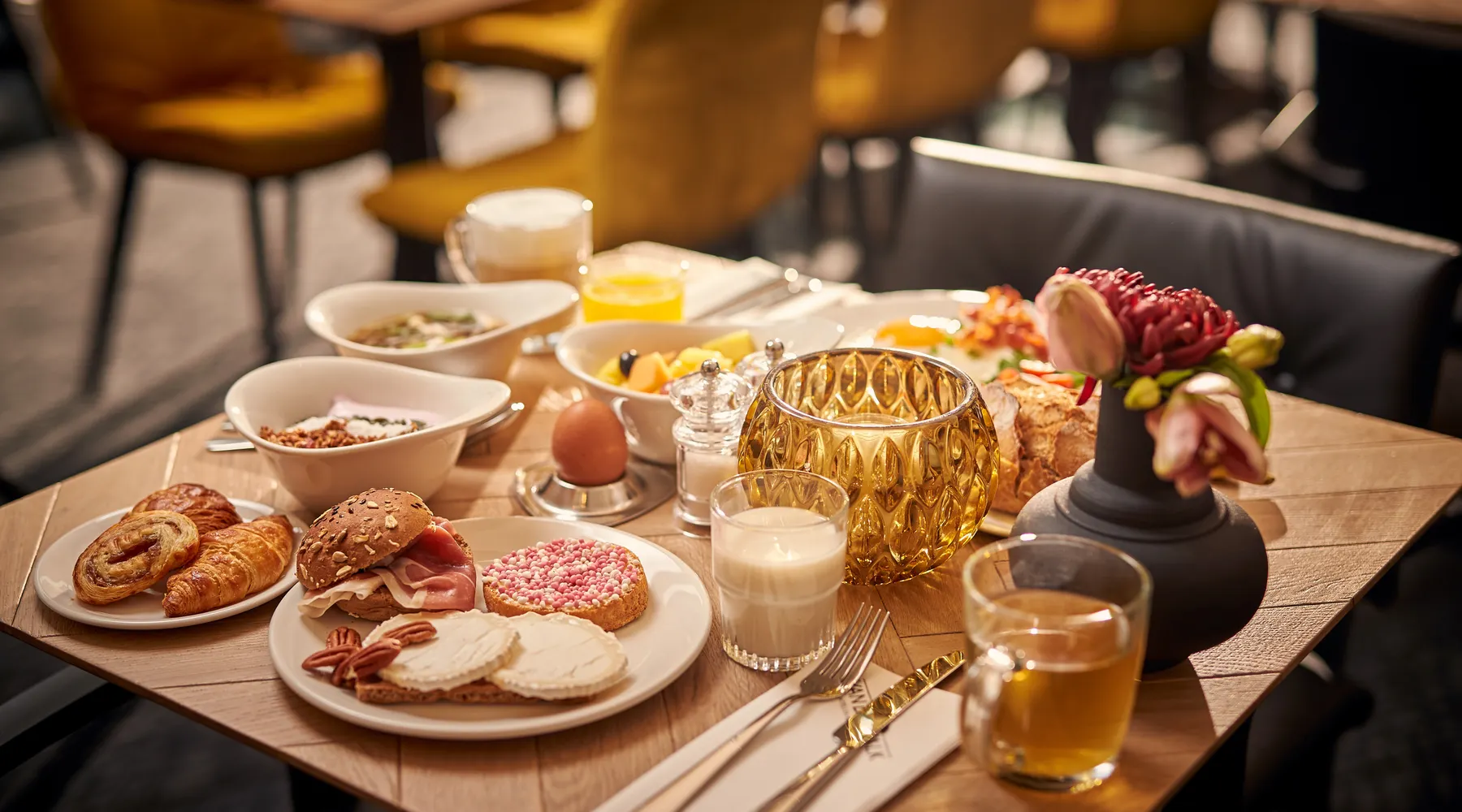 Extensive breakfast buffet with hot and cold dishes at Buffet 't IJ