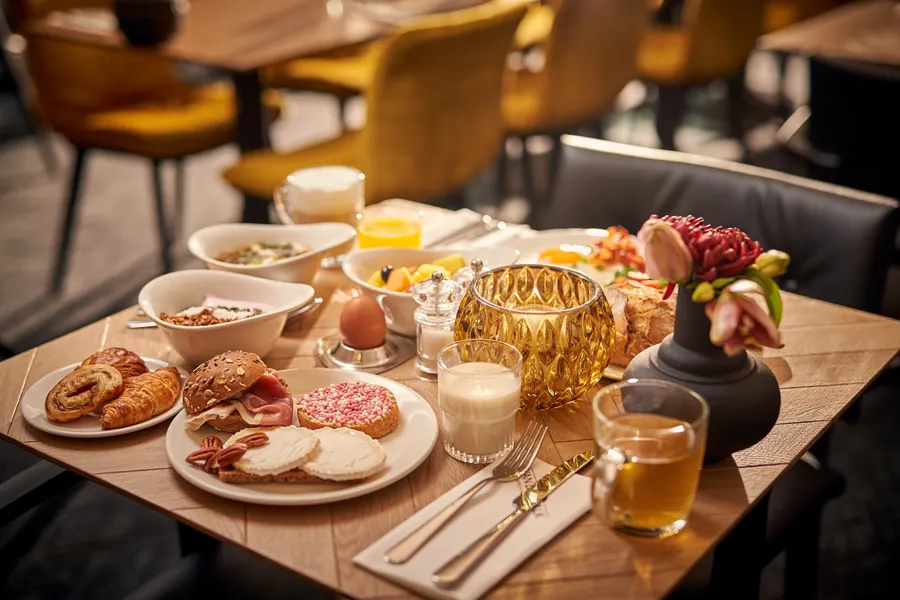 Uitgebreid ontbijtbuffet met warme en koude gerechten in Buffet 't IJ