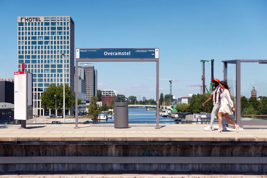 Metrostation Overamstel op loopafstand van het hotel