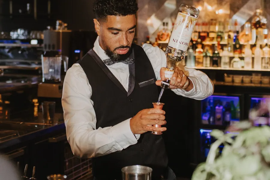 Cocktailbereiding aan de bar van Bar Moqum, met oog voor detail
