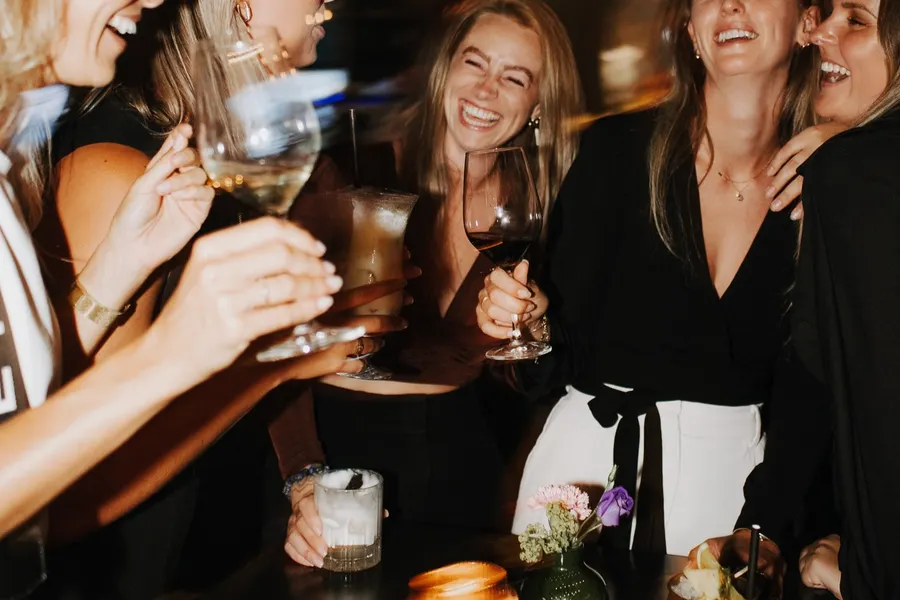 Proosten in Bar Moqum, de perfecte start van een avond uit