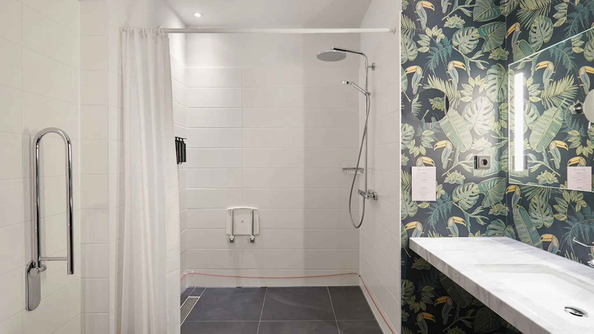 Badkamer met inloopdouche en douchezitje