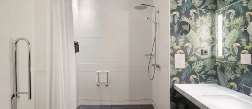 Badkamer met inloopdouche en douchezitje