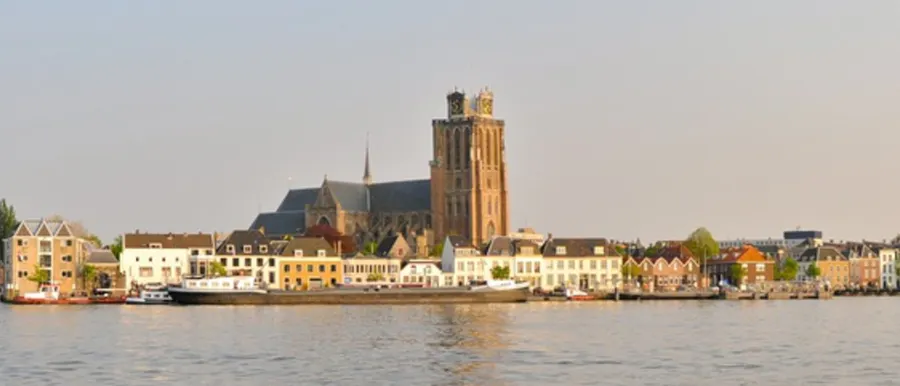 Zicht op Dordrecht vanaf kade Zwijndrecht