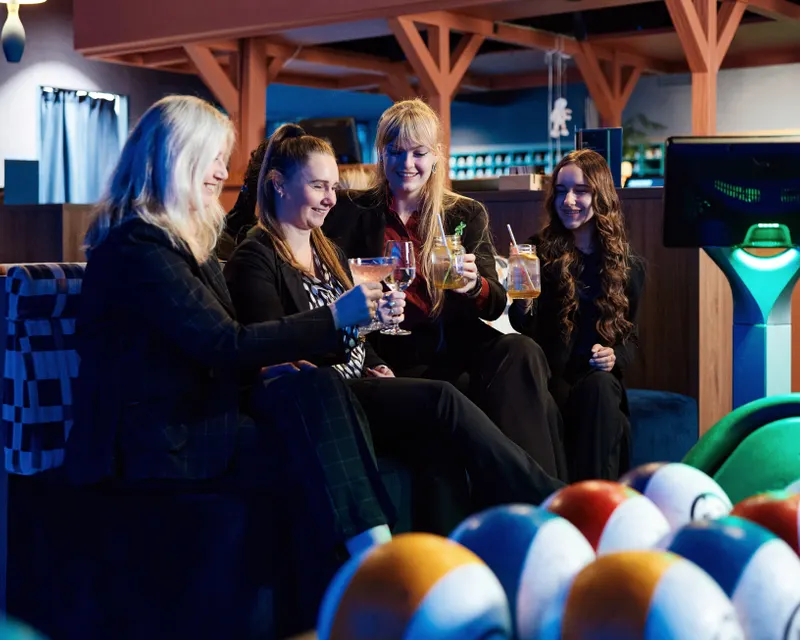 Mädchen, die bowling spielen
