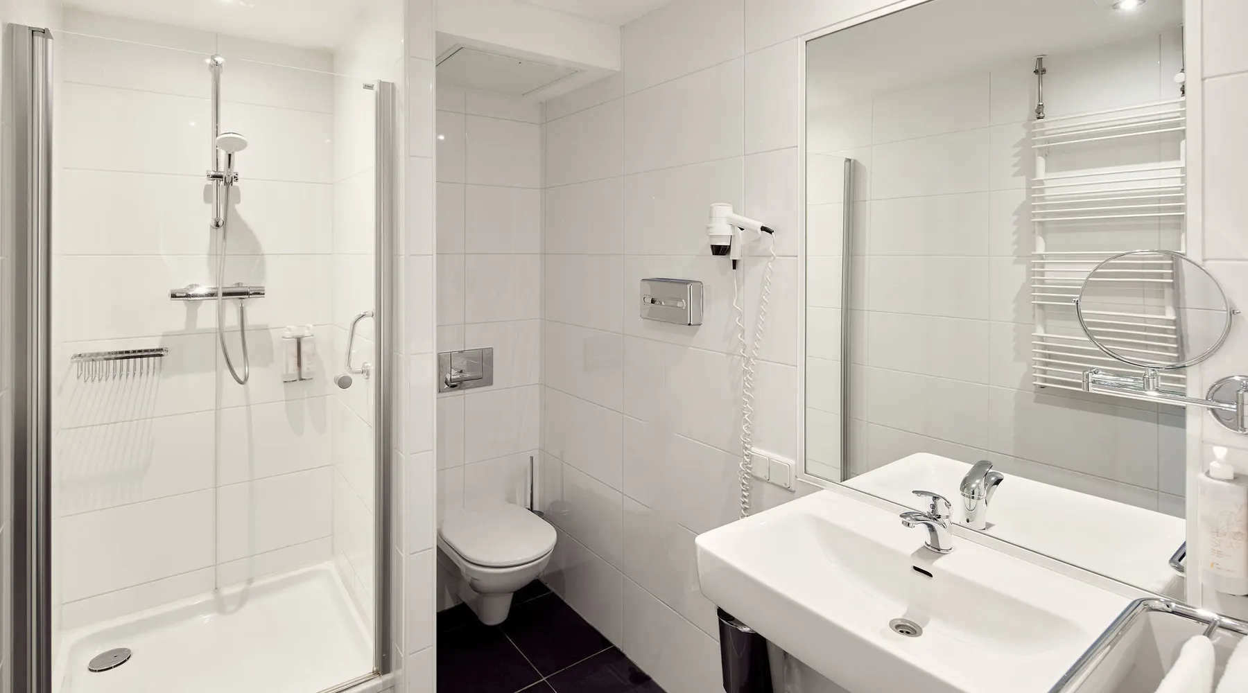 Comfort single room bathroom Hotel Drachten
