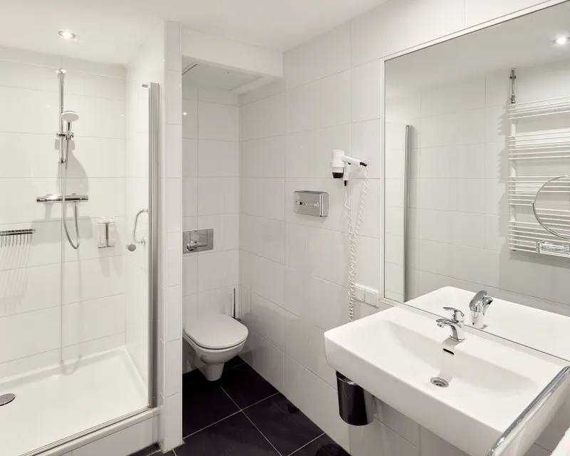 Comfort single room bathroom Hotel Drachten