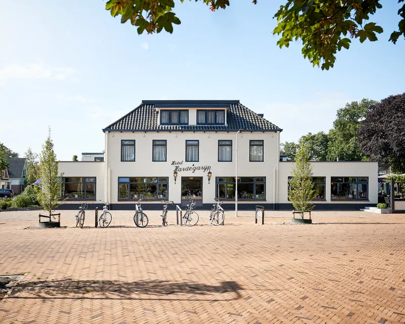 Aanzicht Hotel Hardegarijp