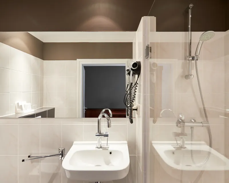 Badezimmer Budget Zimmer Hotel Hardegarijp-Leeuwarden