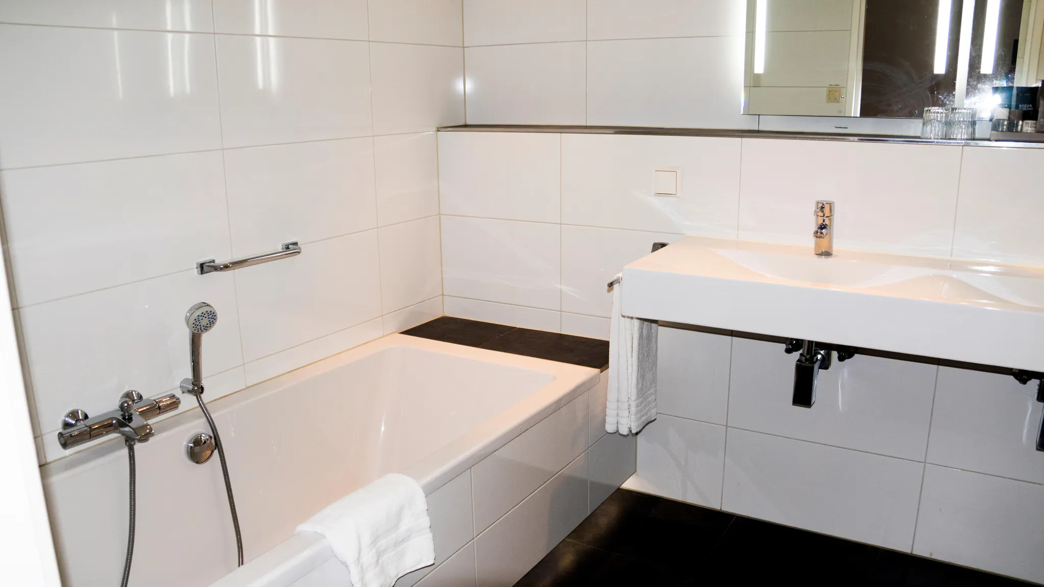 Bathroom Comfort room Hotel Hardegarijp-Leeuwarden