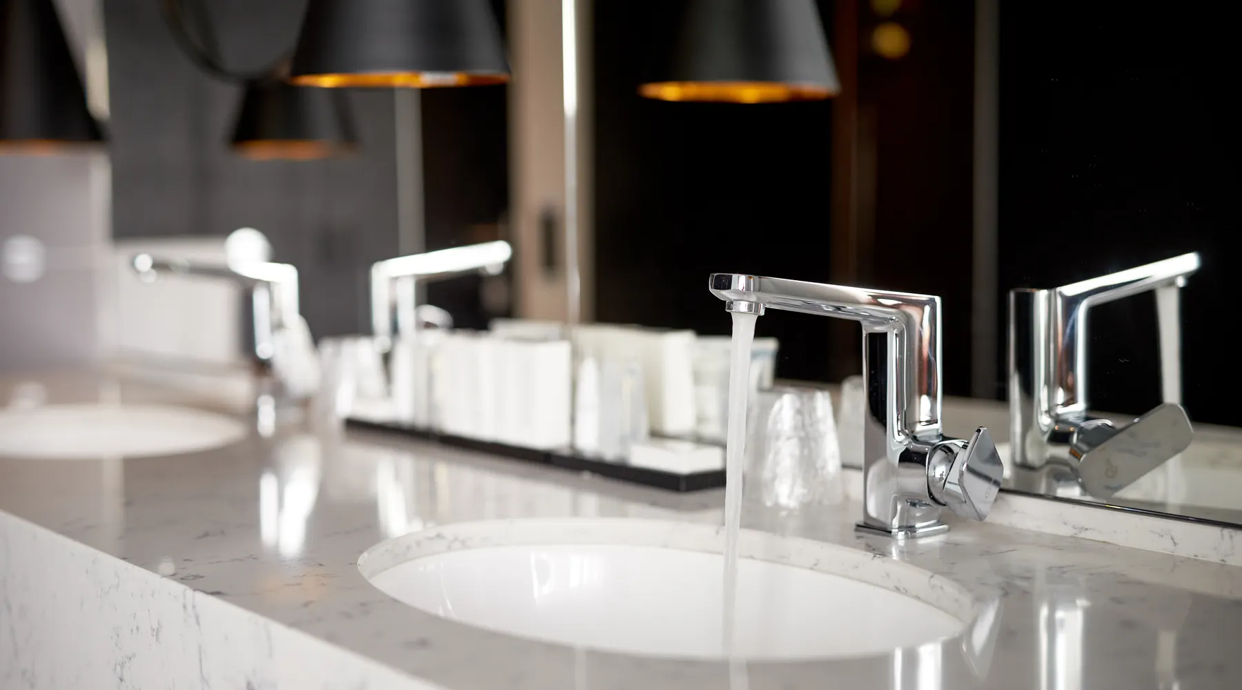 Sink in the Superior Room of Hotel Zaltbommel