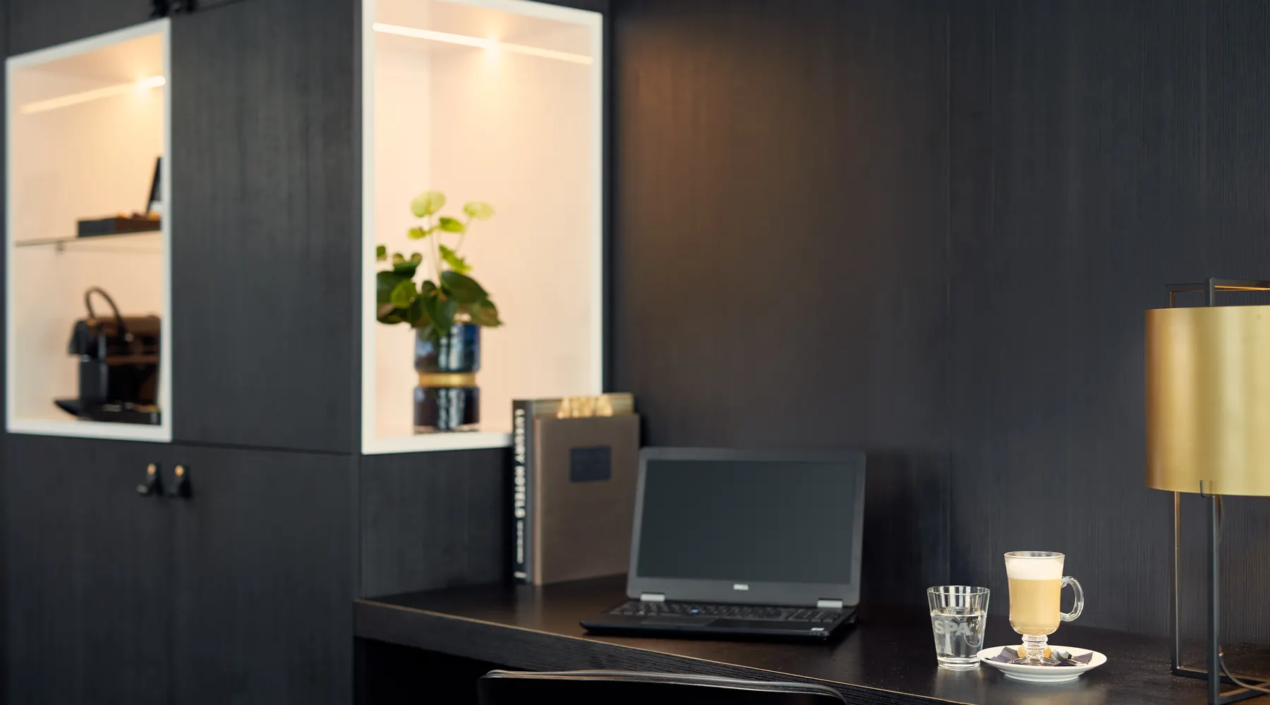Bureau in de Presidential Suite van Hotel Zaltbommel