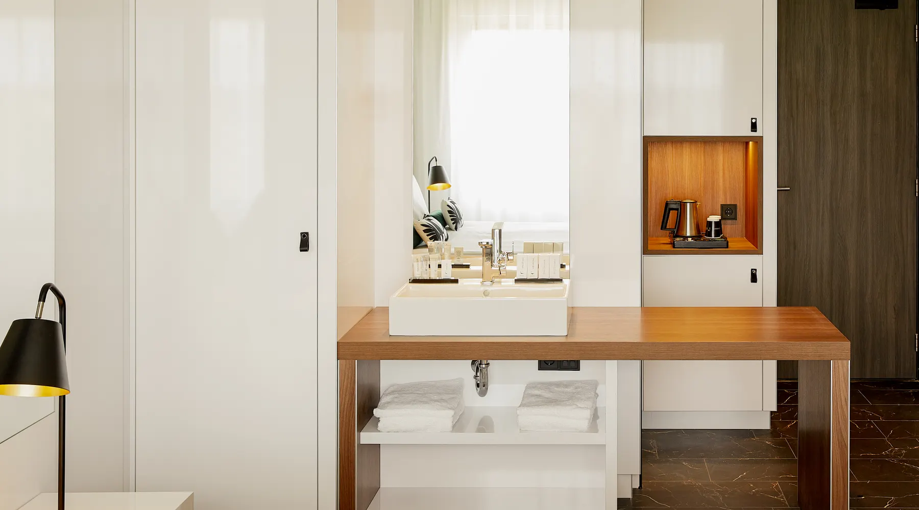 Bureau in de Economy Kamer van Hotel Zaltbommel