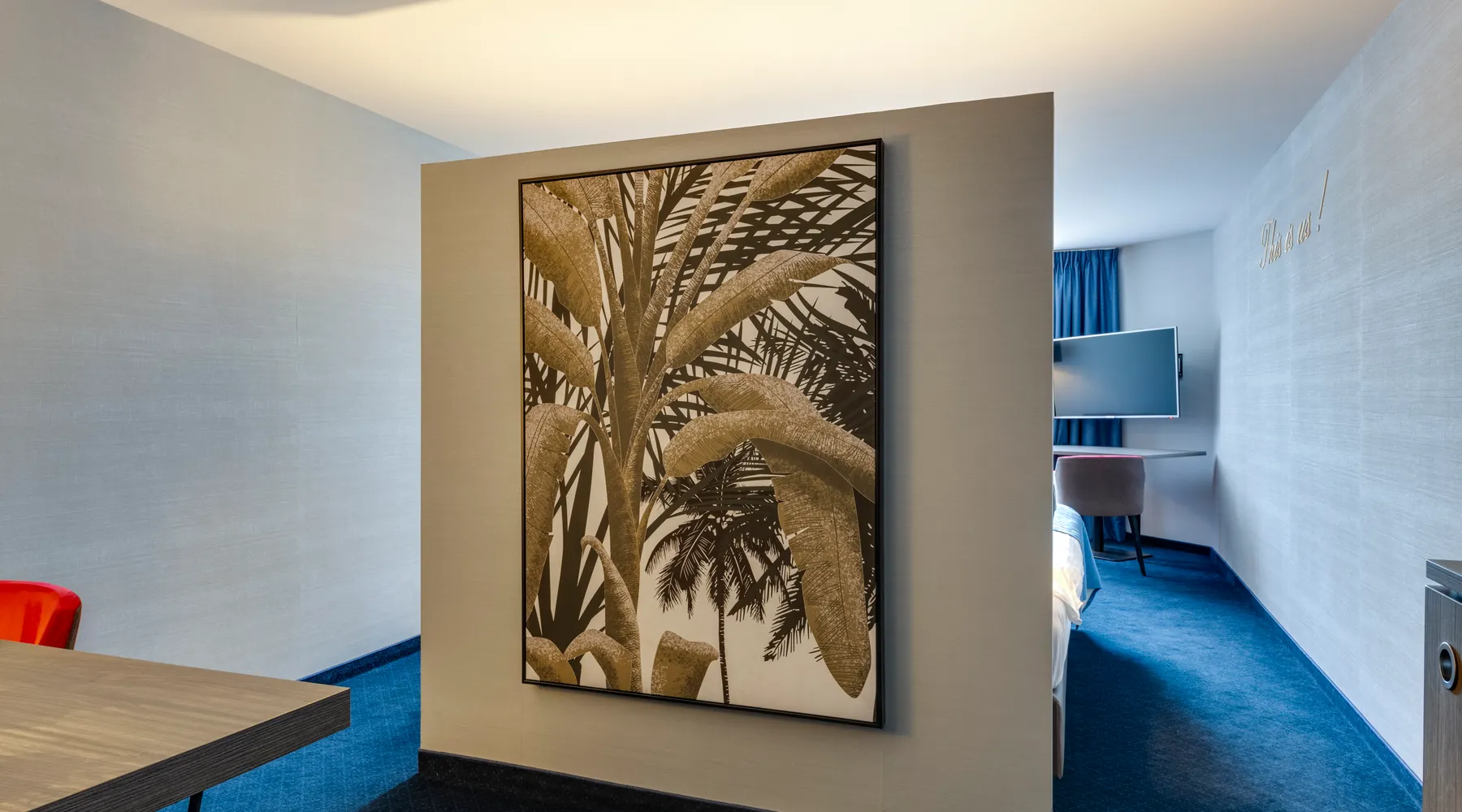 chambre d’hôtel spacieuse avec lit king size et coin salon à Liège