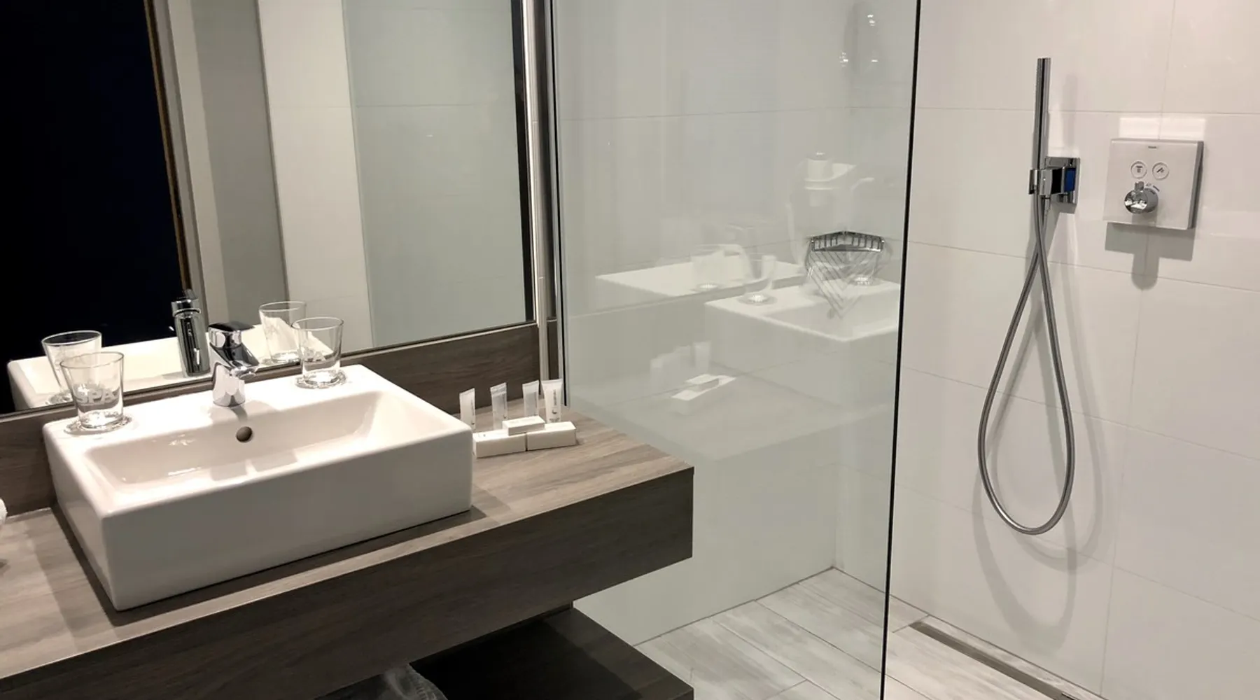salle de bain moderne avec douche dans une chambre d’hôtel à Liège