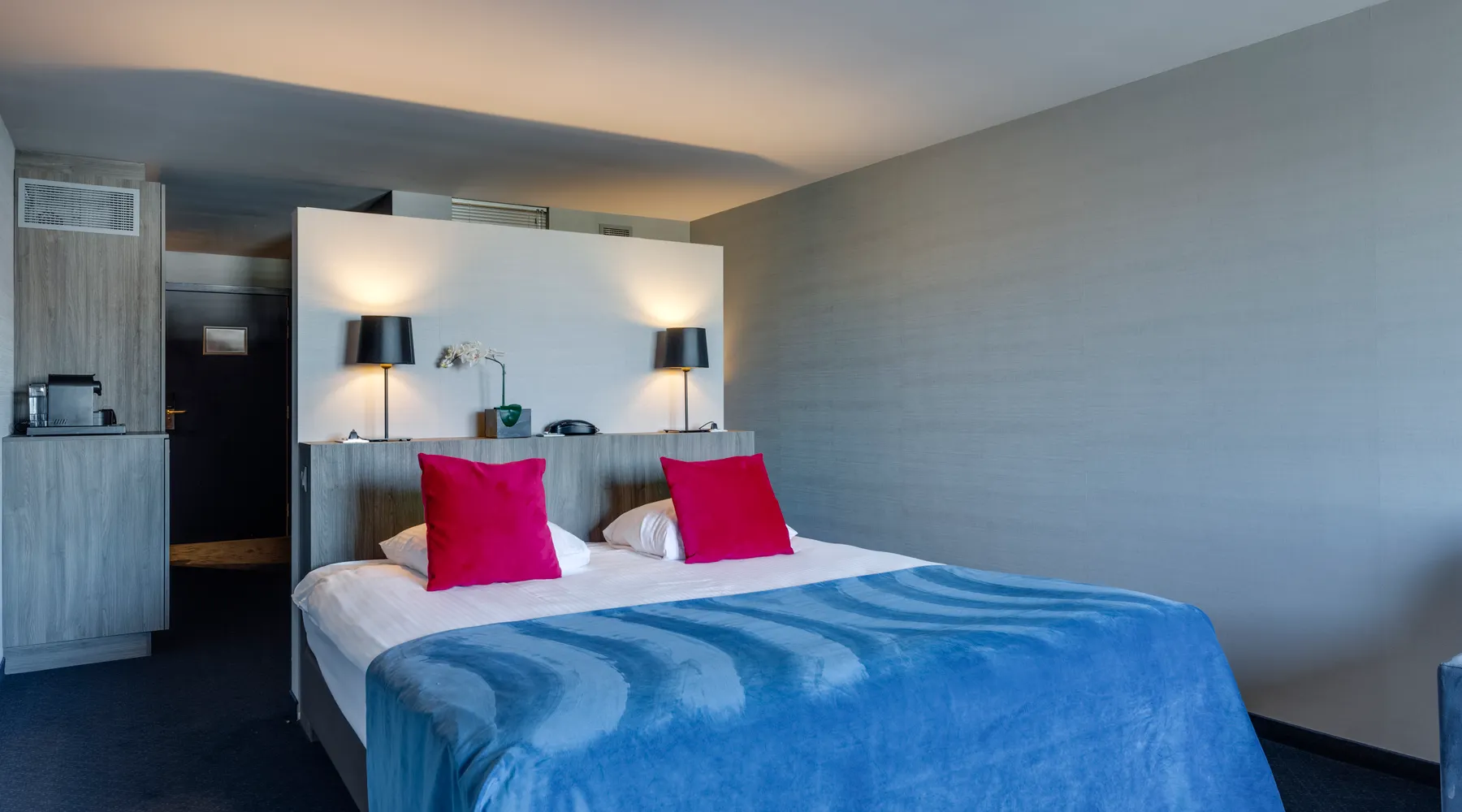 lit king size dans une chambre d’hôtel 4 étoiles à Liège