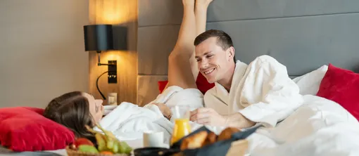 Couple profitant d’un séjour confortable dans une chambre Standard de l’hôtel Van der Valk Liège Congrès